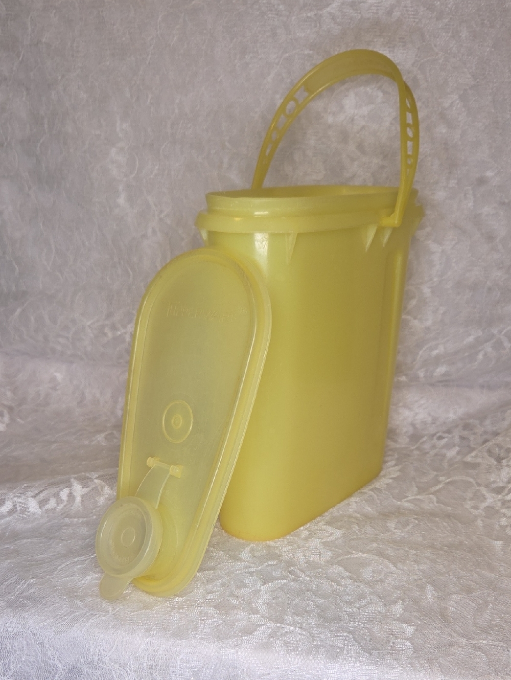 Tupperware: Pitcher With Handle - Picture 6 of 10